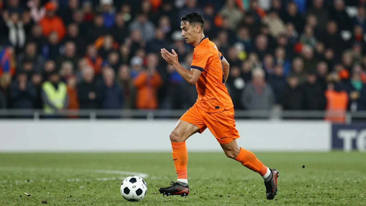 Jurriën Timber en Ruben van Bommel zijn de kandidaten om de geblesseerde Jan Paul van Hecke en Cody Gakpo te vervangen in...