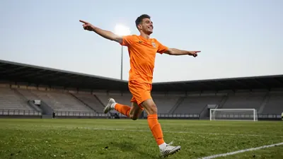 The Netherlands beat Serbia 2-1 away on Sunday thanks to a brace from striker Mexx Meerdink, securing Xavi Hernández's...