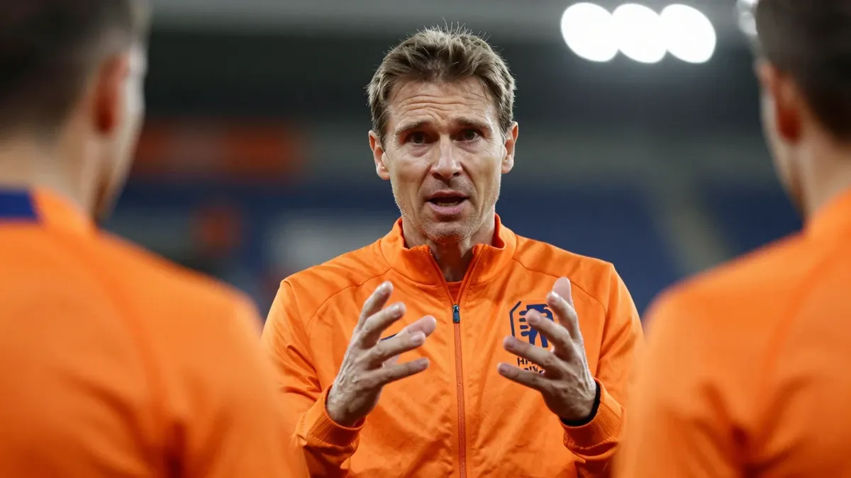 De Telegraaf meldt dat binnen het Nederlands elftal wordt gepleit voor Nederlands als voertaal, terwijl Oranje ongeslagen...