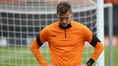 De Telegraaf meldt dat binnen het Nederlands elftal wordt gepleit voor Nederlands als voertaal, terwijl Oranje ongeslagen...